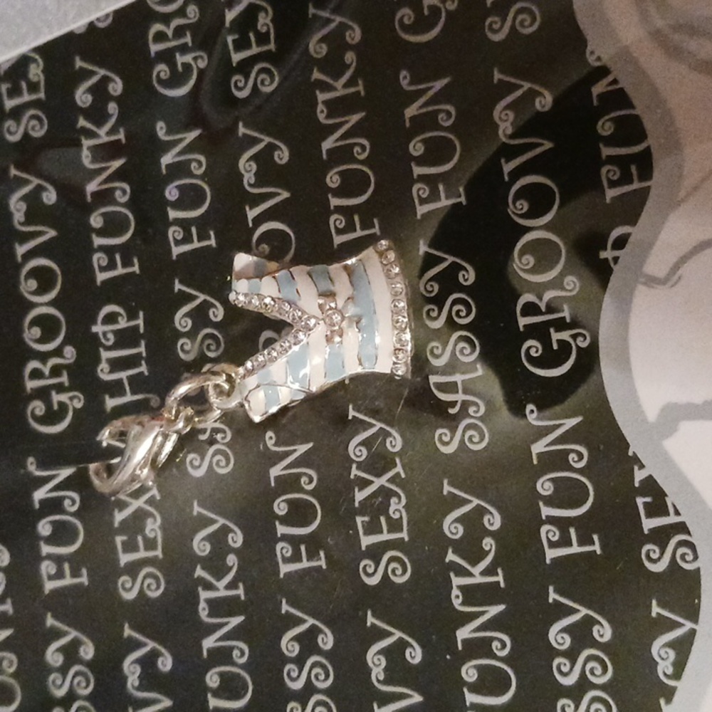 T-shirt charm jewels, teal blue and white shirt so cute .